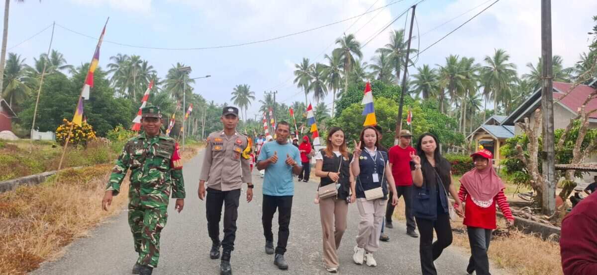 Meriahkan HUT RI ke-81, Sinergitas Babinsa dan Bhabinkamtibmas Tanjung Tengah Kawal Jalan Sehat