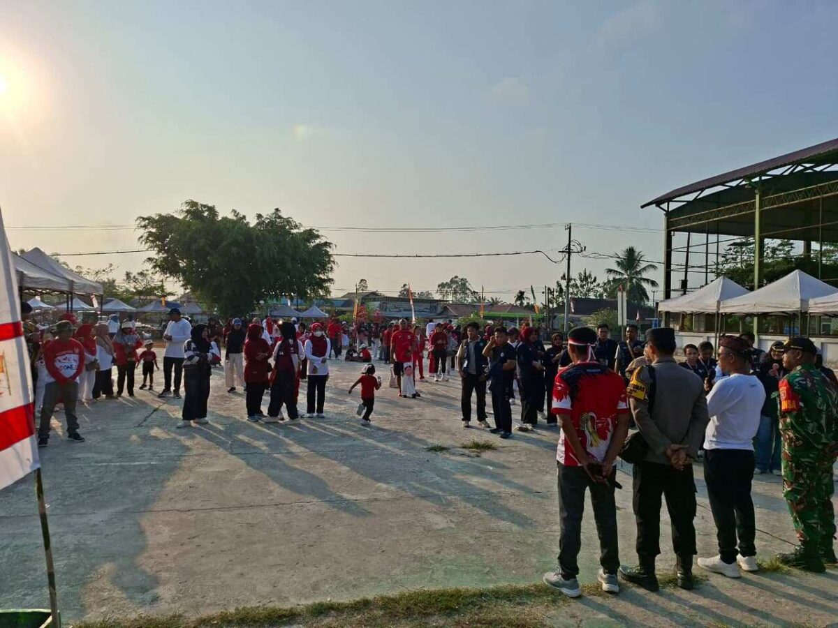 Sehat Bersama Babinsa, Anggota Koramil 04/Sepaku Amankan Jalan Santai Sehat Bersama Babinsa, Anggota Koramil 04/Sepaku Amankan Jalan Santai