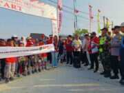 Ramaikan HUT RI ke-81, Babinsa Dan Bhabinkamtibmas Gunung Steleng Kawal Jalan Sehat