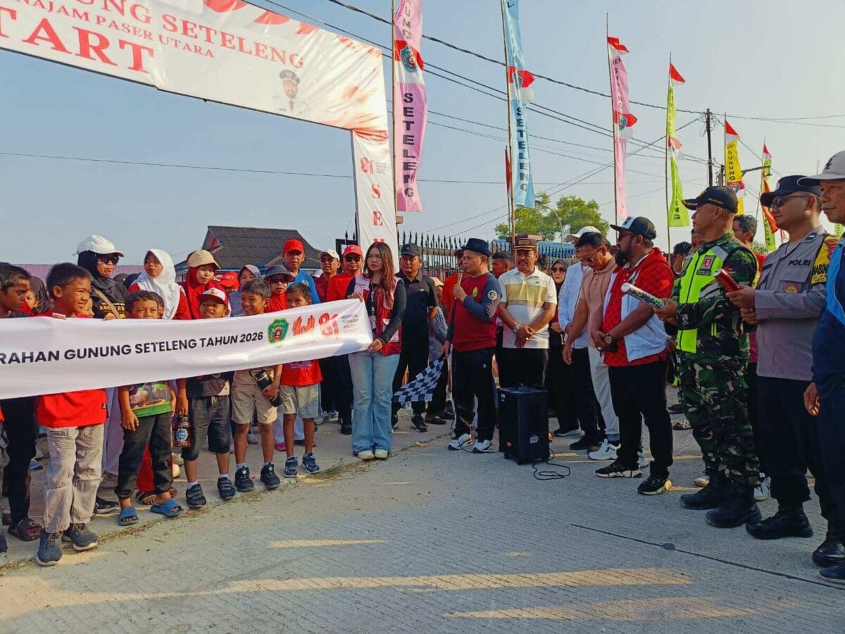 Ramaikan HUT RI ke-81, Babinsa Dan Bhabinkamtibmas Gunung Steleng Kawal Jalan Sehat Ramaikan HUT RI ke-81, Babinsa Dan Bhabinkamtibmas Gunung Steleng Kawal Jalan Sehat