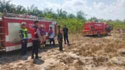 Babinsa Koramil 04/Sepaku Bersama Instansi Terkait Padamkan Karhutla