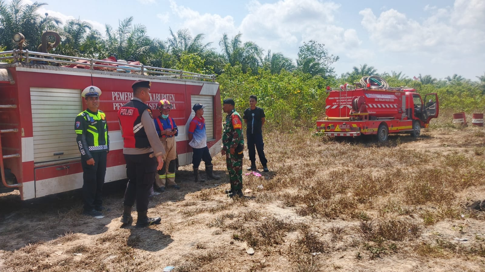 Babinsa Koramil 04/Sepaku Bersama Instansi Terkait Padamkan Karhutla