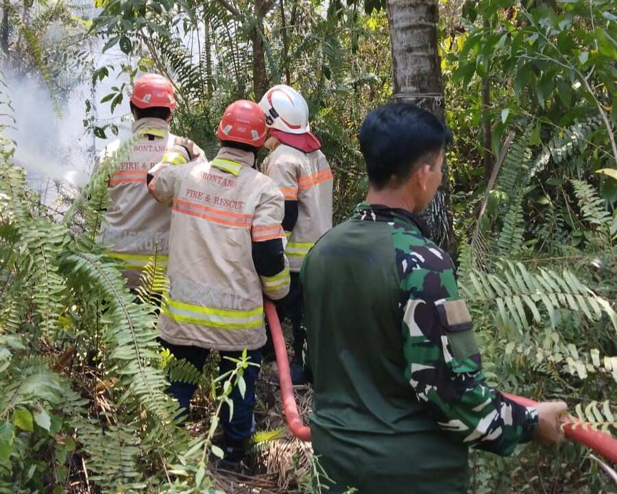Gerak Cepat Babinsa Koramil 0908-01/Loktuan Bersama Damkar Padamkan Karhutla Di Kelurahan Bontang Lestari Gerak Cepat Babinsa Koramil 0908-01/Loktuan Bersama Damkar Padamkan Karhutla Di Kelurahan Bontang Lestari
