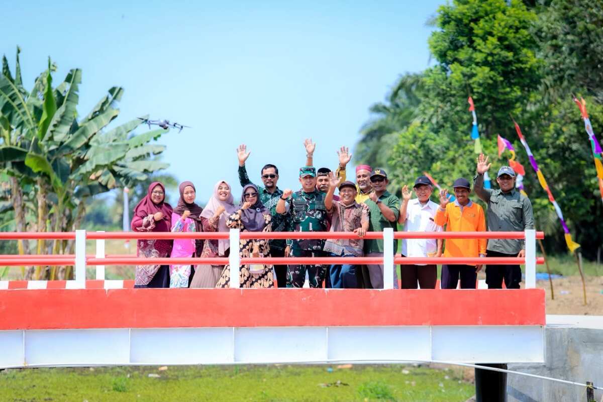 Keceriaan Warga Saat Pangdam VI/Mlw Tinjau Jembatan Garuda Merah Putih Di Babulu Keceriaan Warga Saat Pangdam VI/Mlw Tinjau Jembatan Garuda Merah Putih Di Babulu