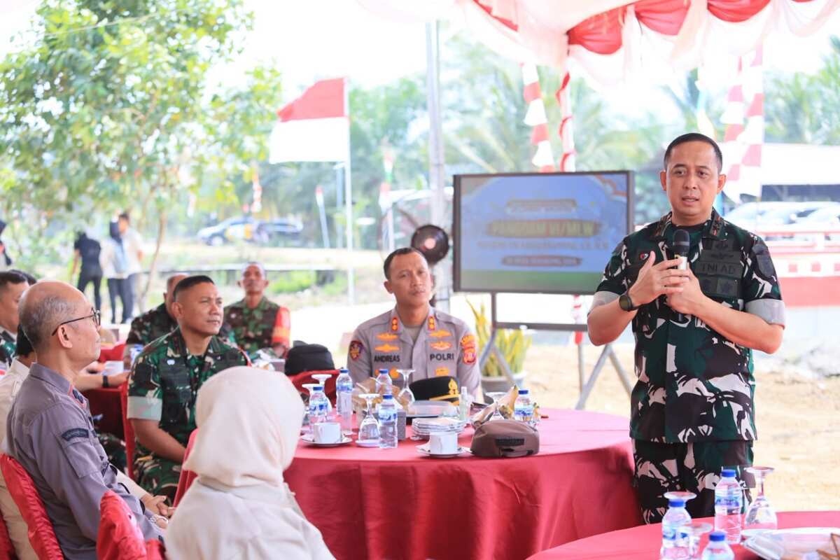 Keceriaan Warga Saat Pangdam VI/Mlw Tinjau Jembatan Garuda Merah Putih Di Babulu Keceriaan Warga Saat Pangdam VI/Mlw Tinjau Jembatan Garuda Merah Putih Di Babulu
