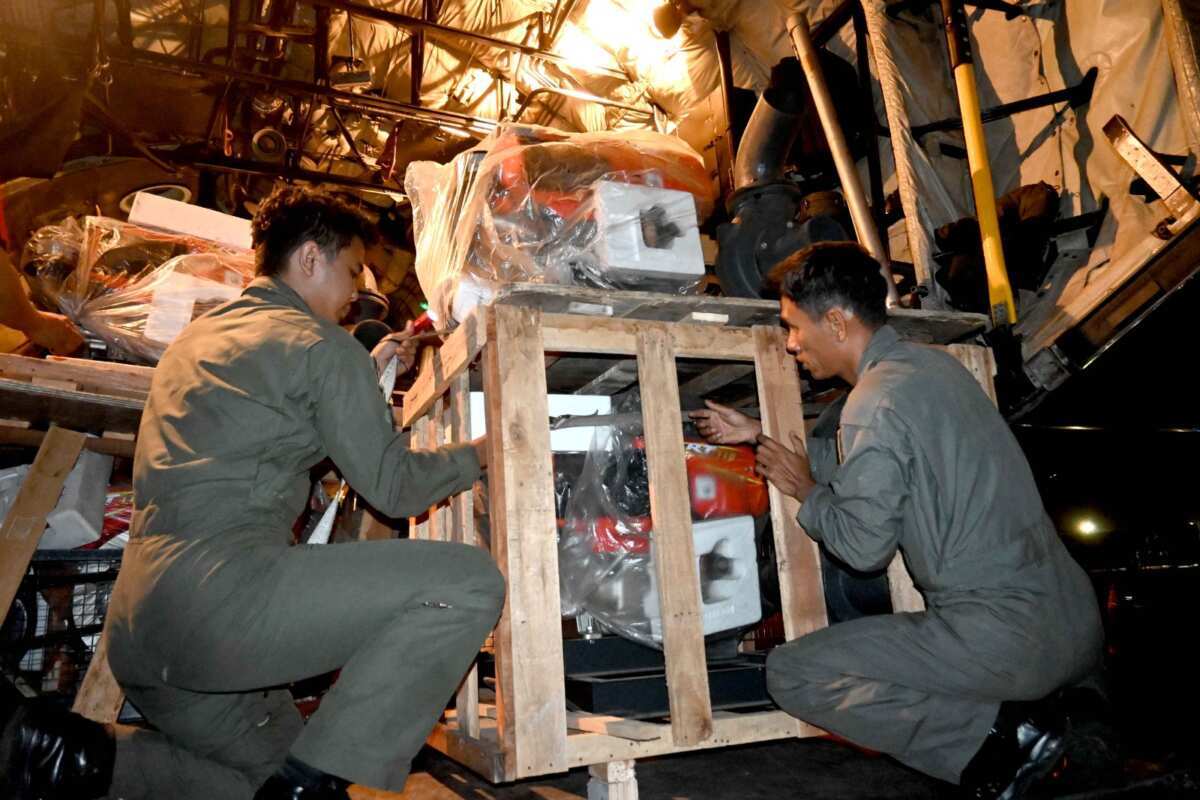 Menembus Langit Banua, Hercules TNI AU Bawa Bantuan Presiden RI untuk Penanganan Karhutla di Kalimantan Selatan Menembus Langit Banua, Hercules TNI AU Bawa Bantuan Presiden RI untuk Penanganan Karhutla di Kalimantan Selatan