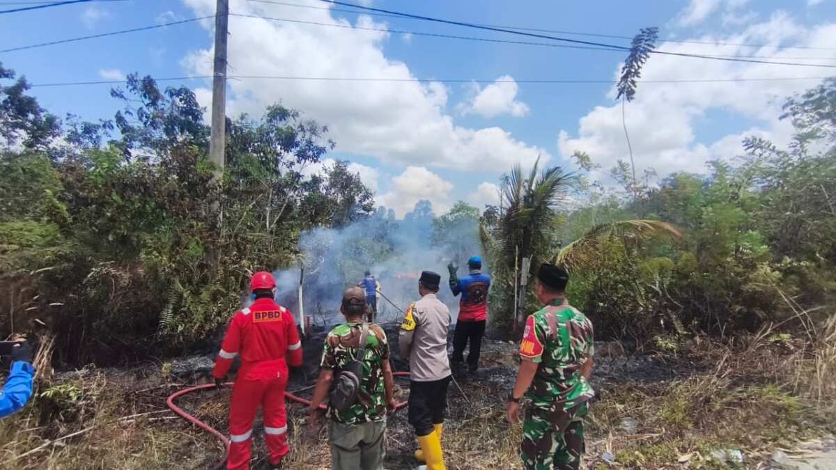 Cekatan……,Babinsa Koramil 01/Penajam Gerak Cepat Tanggani Kebakaran Lahan