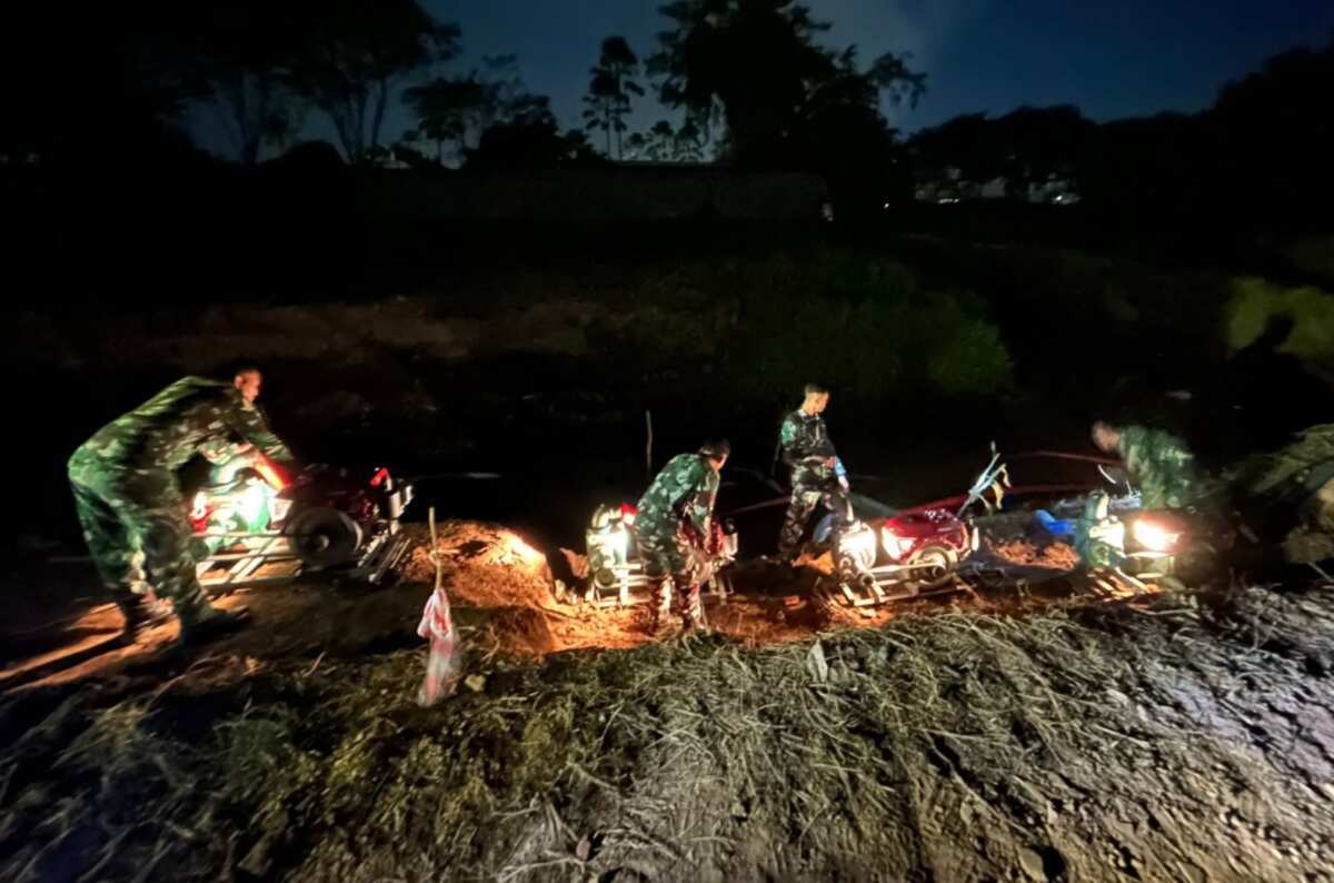 Tembus Kegelapan Malam, Prajurit Lanud Sjamsudin Noor Tetap Sigap dan Semangat Jaga Pompa Bantuan Presiden RI Untuk Suplai Air Pembahasan Gambut Tembus Kegelapan Malam, Prajurit Lanud Sjamsudin Noor Tetap Sigap dan Semangat Jaga Pompa Bantuan Presiden RI Untuk Suplai Air Pembahasan Gambut