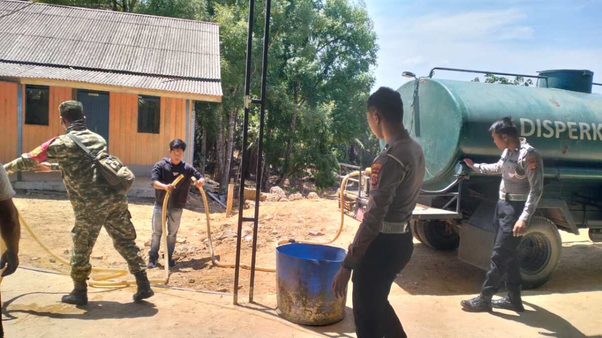 Peduli Air Bersih, Babinsa Karang Jinawi Kawal Distribusi Bantuan Air Untuk Warga Desa Binaan