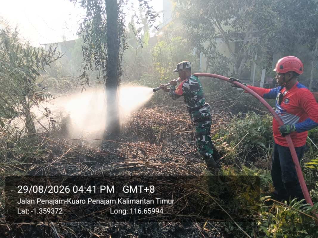 Babinsa Petung Bersama Instansi Terkait Padamkan Si Jago Merah