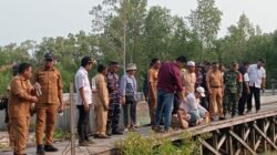 Babinsa Tanjung Tengah Dampingi Tim Pusat Pengukuran Titik Lokasi Kampung Nelayan Merah Putih