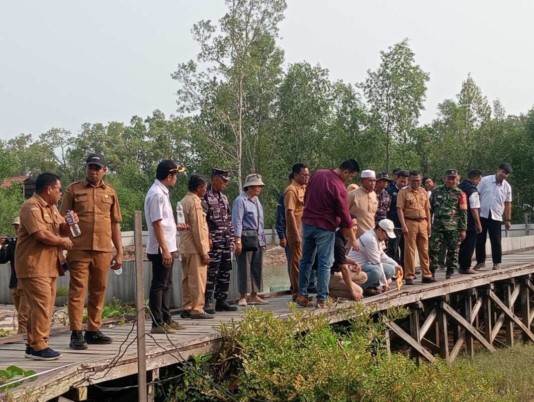Babinsa Tanjung Tengah Dampingi Tim Pusat Pengukuran Titik Lokasi Kampung Nelayan Merah Putih