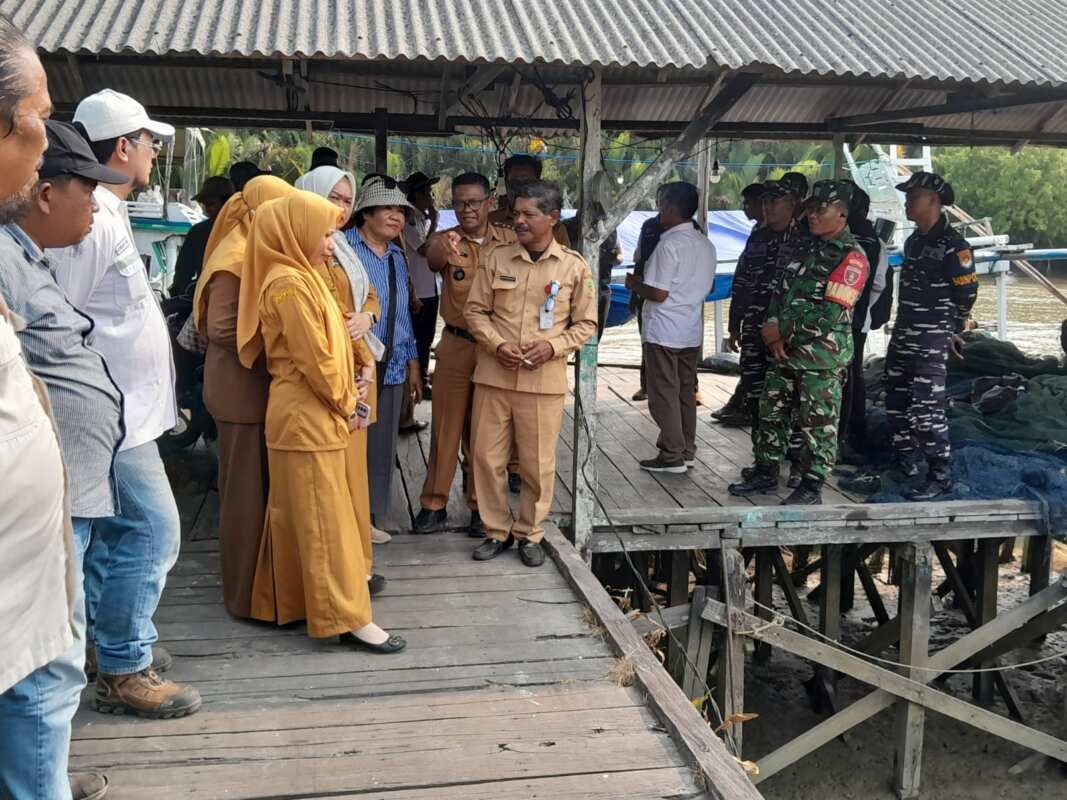 Babinsa Tanjung Tengah Dampingi Tim Pusat Pengukuran Titik Lokasi Kampung Nelayan Merah Putih Babinsa Tanjung Tengah Dampingi Tim Pusat Pengukuran Titik Lokasi Kampung Nelayan Merah Putih