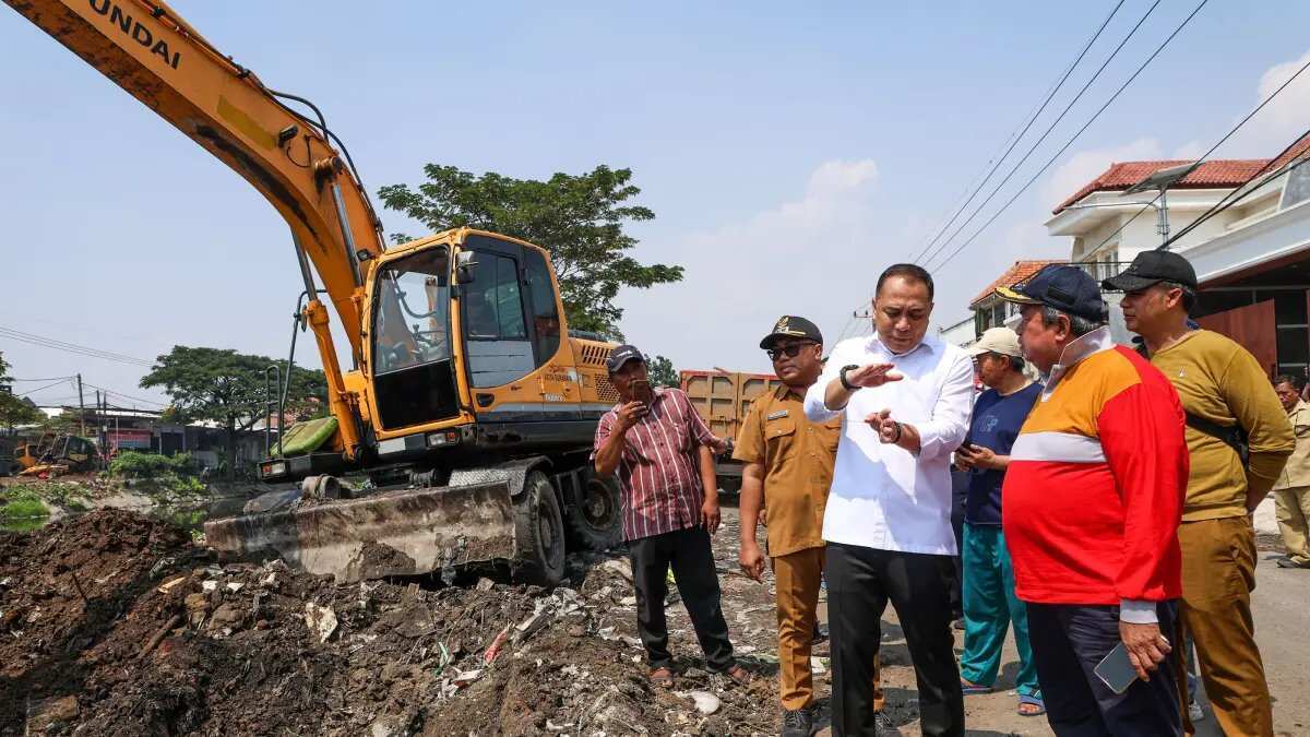 Wali Kota Eri Cahyadi Berikan Peringatan Keras kepada Kontraktor Proyek Saluran Wali Kota Eri Cahyadi Berikan Peringatan Keras kepada Kontraktor Proyek Saluran