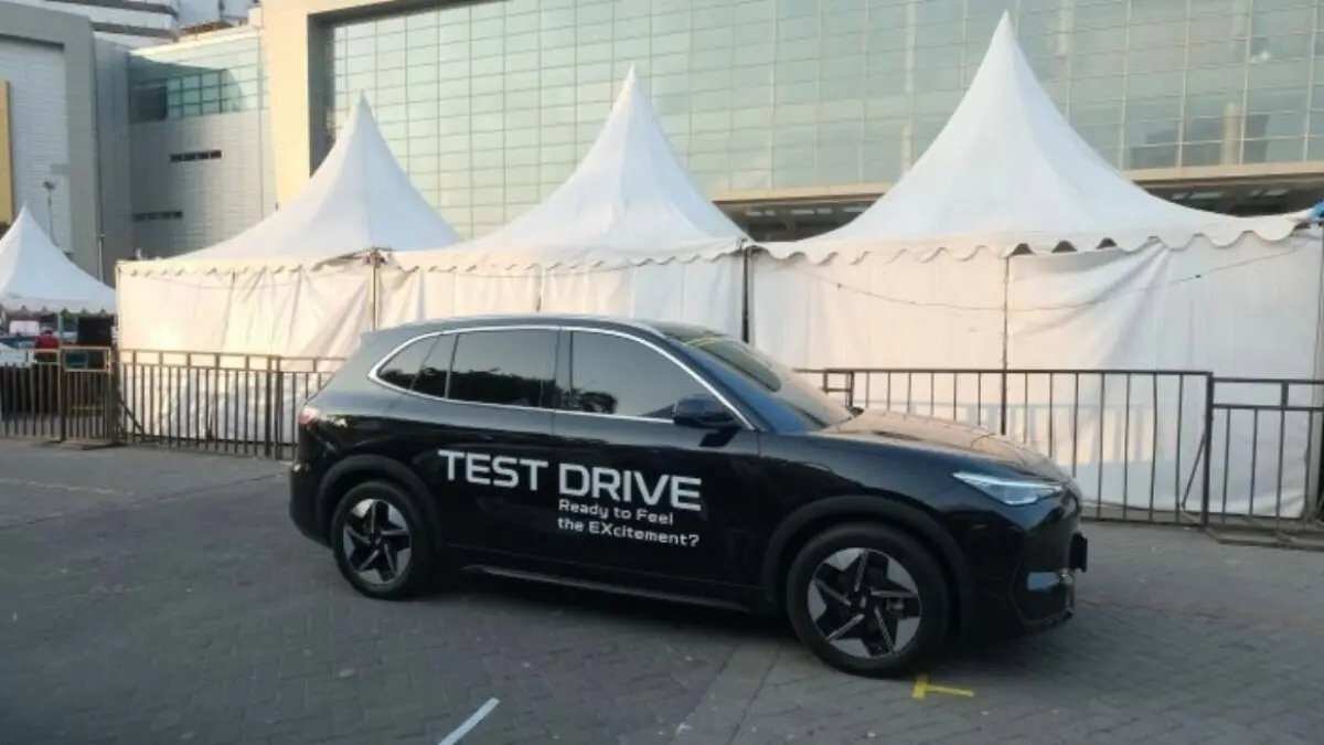 Uji Coba Mobil di GIIAS Surabaya 2026