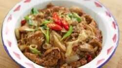Menyajikan Hidangan Oyakodon Versi Lokal yang Lezat Menyajikan Hidangan Oyakodon Versi Lokal yang Lezat