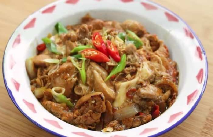 Menyajikan Hidangan Oyakodon Versi Lokal yang Lezat Menyajikan Hidangan Oyakodon Versi Lokal yang Lezat