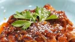 Menyajikan Spicy Honey Chicken: Ayam Pedas Manis yang Menggugah Selera Menyajikan Spicy Honey Chicken: Ayam Pedas Manis yang Menggugah Selera