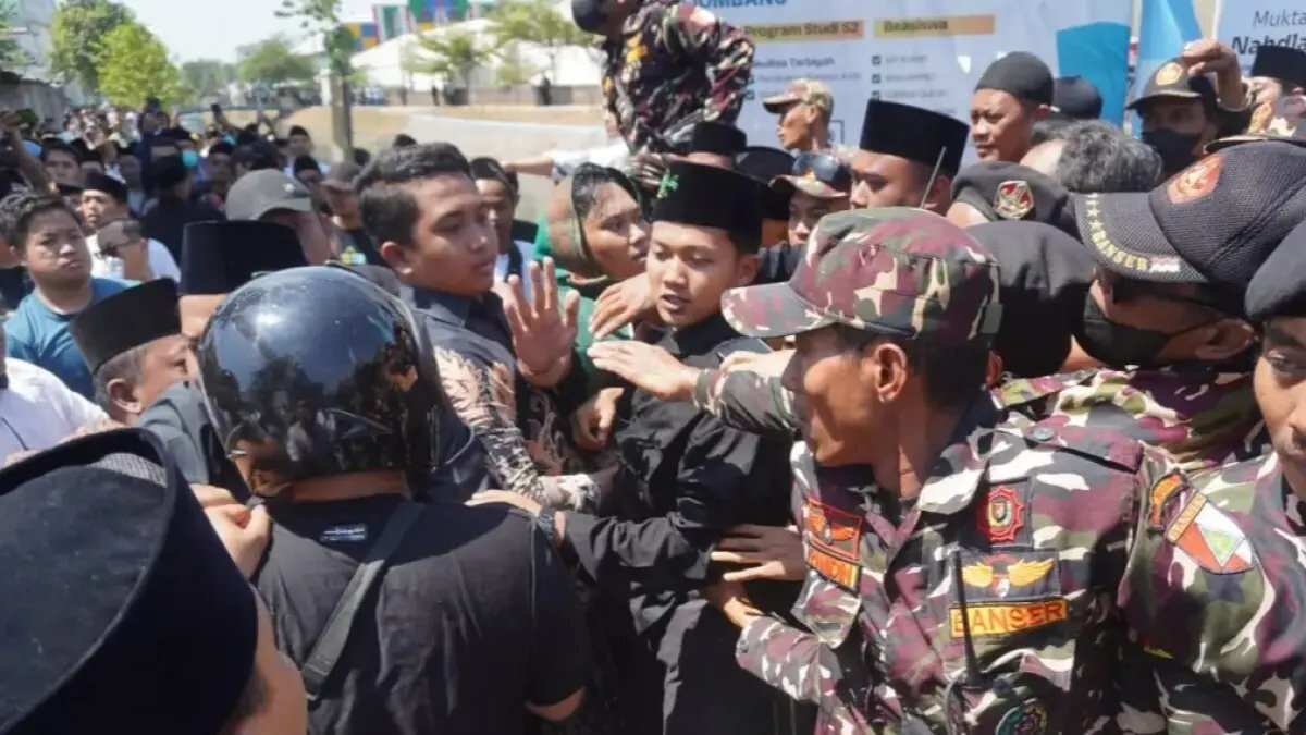 Perseteruan Massa Pendukung Calon Ketum di Muktamar NU Perseteruan Massa Pendukung Calon Ketum di Muktamar NU
