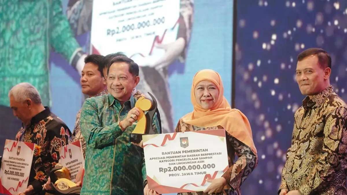 Jatim Raih Penghargaan Terbaik I Pengolahan Sampah Jatim Raih Penghargaan Terbaik I Pengolahan Sampah