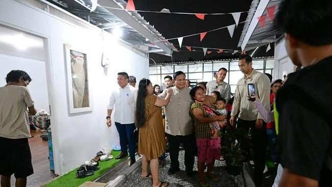 Kunjungan Presiden Prabowo ke Warga Relokasi di Senen Jakarta Kunjungan Presiden Prabowo ke Warga Relokasi di Senen Jakarta