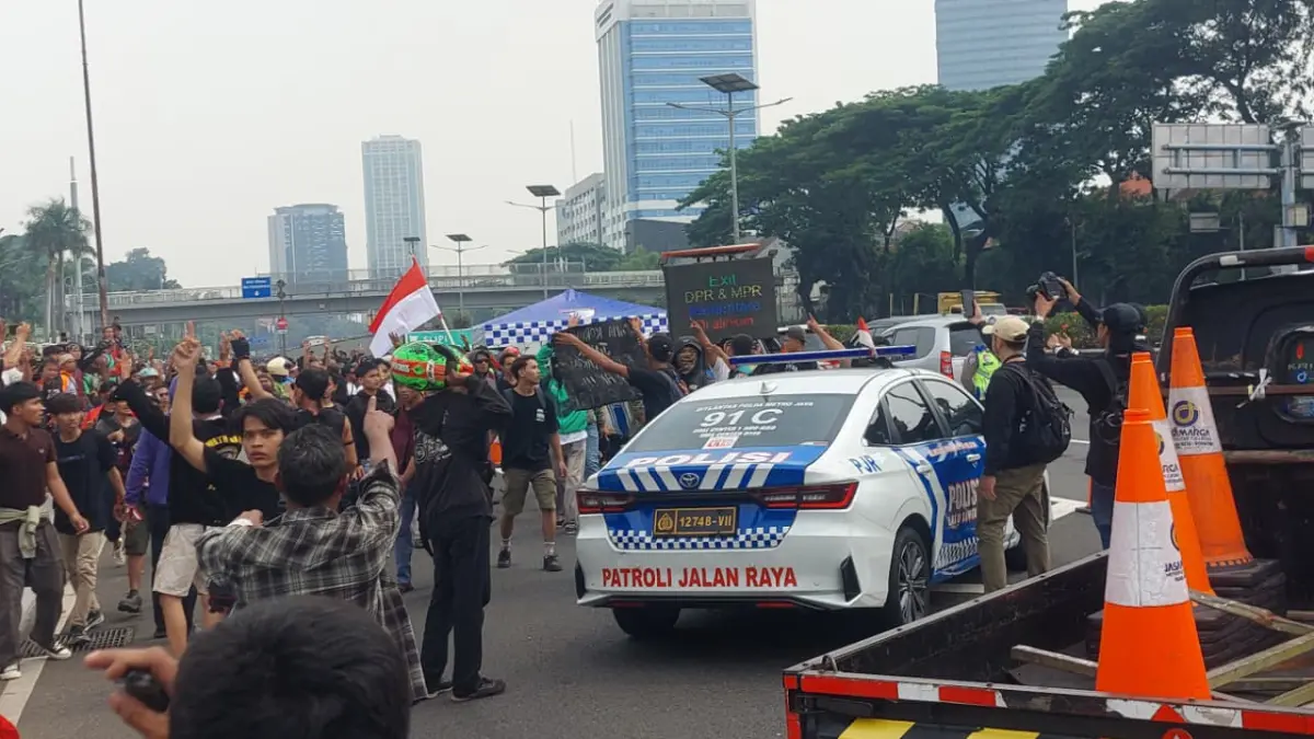 Aksi Massa di Tol Dalam Kota dan Tuntutan Pengesahan RUU Aksi Massa di Tol Dalam Kota dan Tuntutan Pengesahan RUU