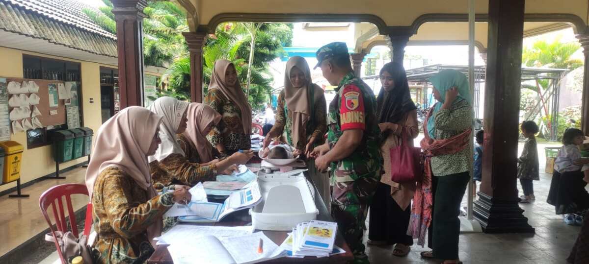 Cegah Stunting Sejak Dini, Babinsa Koramil 0808/03 Kanigoro Turun Tangan Dampingi Kegiatan Posyandu Di Desa Bangle