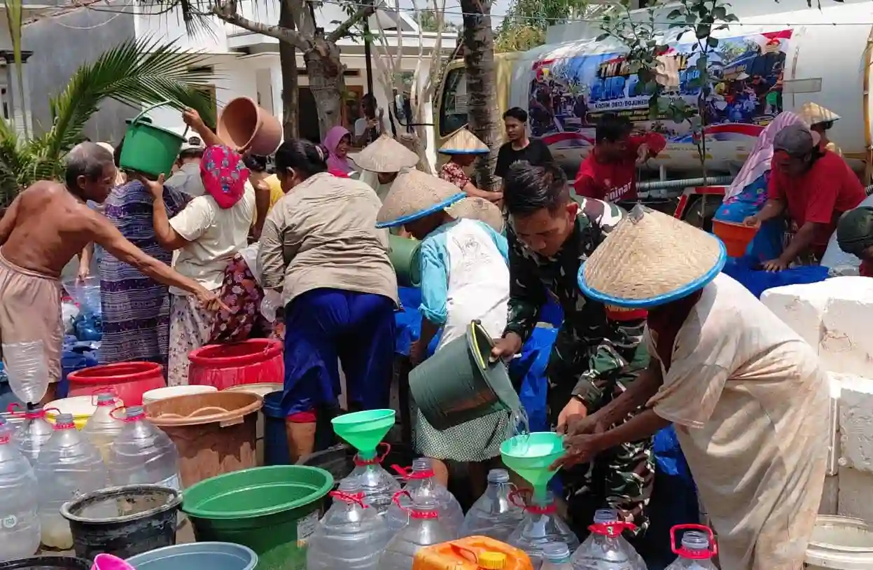 TNI AD Hadir Dekat Rakyat, Kodim Bojonegoro Pasok 200 Ribu Liter Air Bersih ke Desa Kekeringan