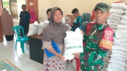 Babinsa Penajam Kawal Pendistribusian Pembagian Beras Untuk Warga Babinsa Penajam Kawal Pendistribusian Pembagian Beras Untuk Warga