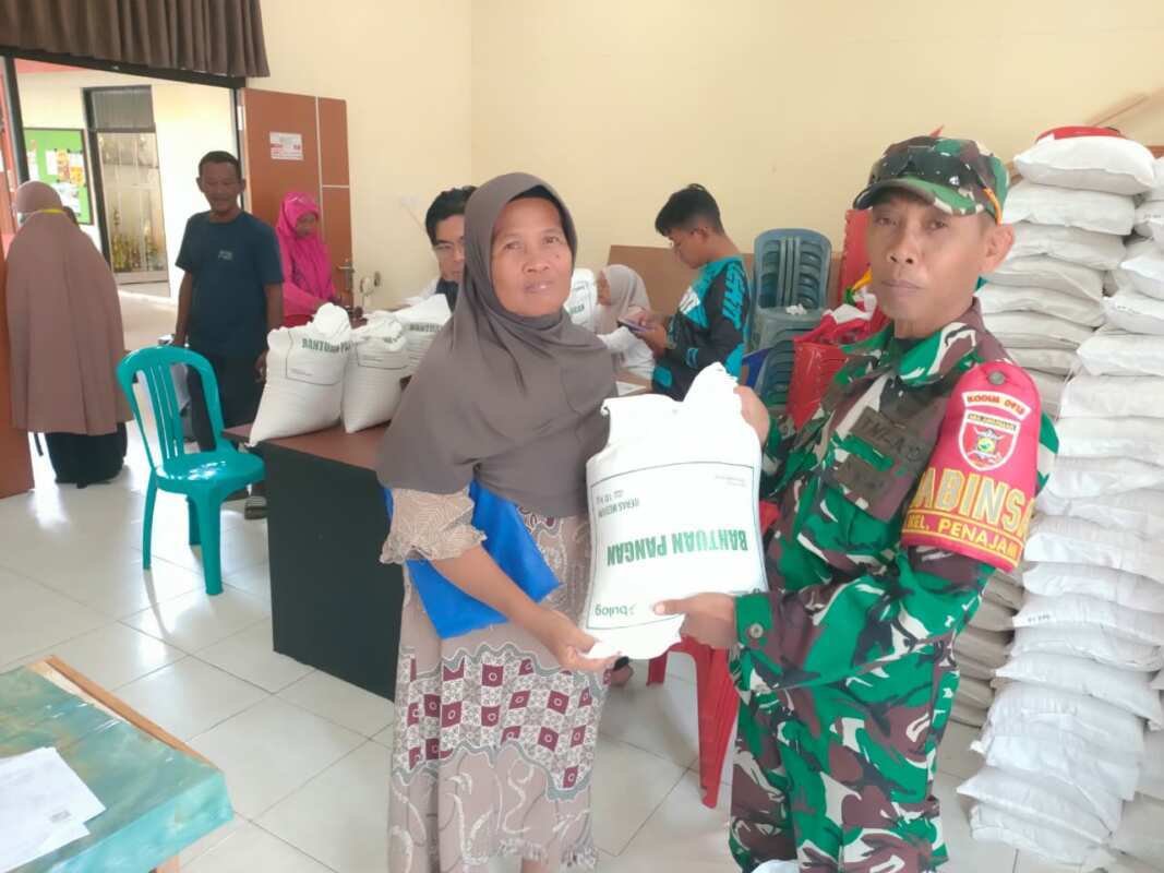 Babinsa Penajam Kawal Pendistribusian Pembagian Beras Untuk Warga Babinsa Penajam Kawal Pendistribusian Pembagian Beras Untuk Warga