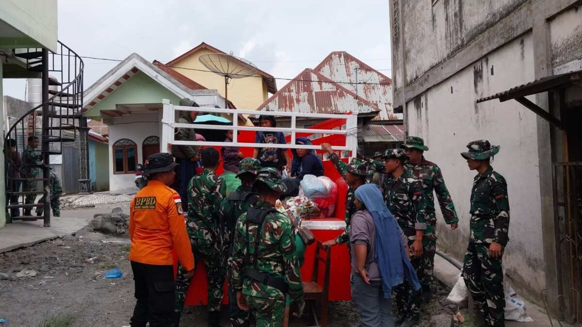 Aksi Cepat TNI Respons Meningkatnya Aktivitas Gunung Sinabung Aksi Cepat TNI Respons Meningkatnya Aktivitas Gunung Sinabung