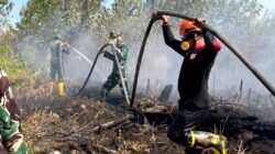 Dikepung Asap dan Bara, Satgas Darat Lanud Sjamsudin Noor Tak Beri Celah Karhutla Meluas Dekati Permukiman Warga