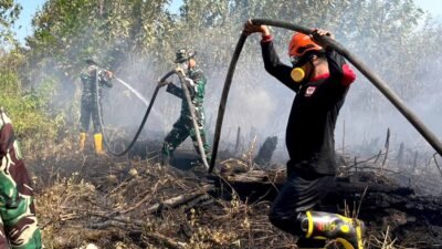 Dikepung Asap dan Bara, Satgas Darat Lanud Sjamsudin Noor Tak Beri Celah Karhutla Meluas Dekati Permukiman Warga