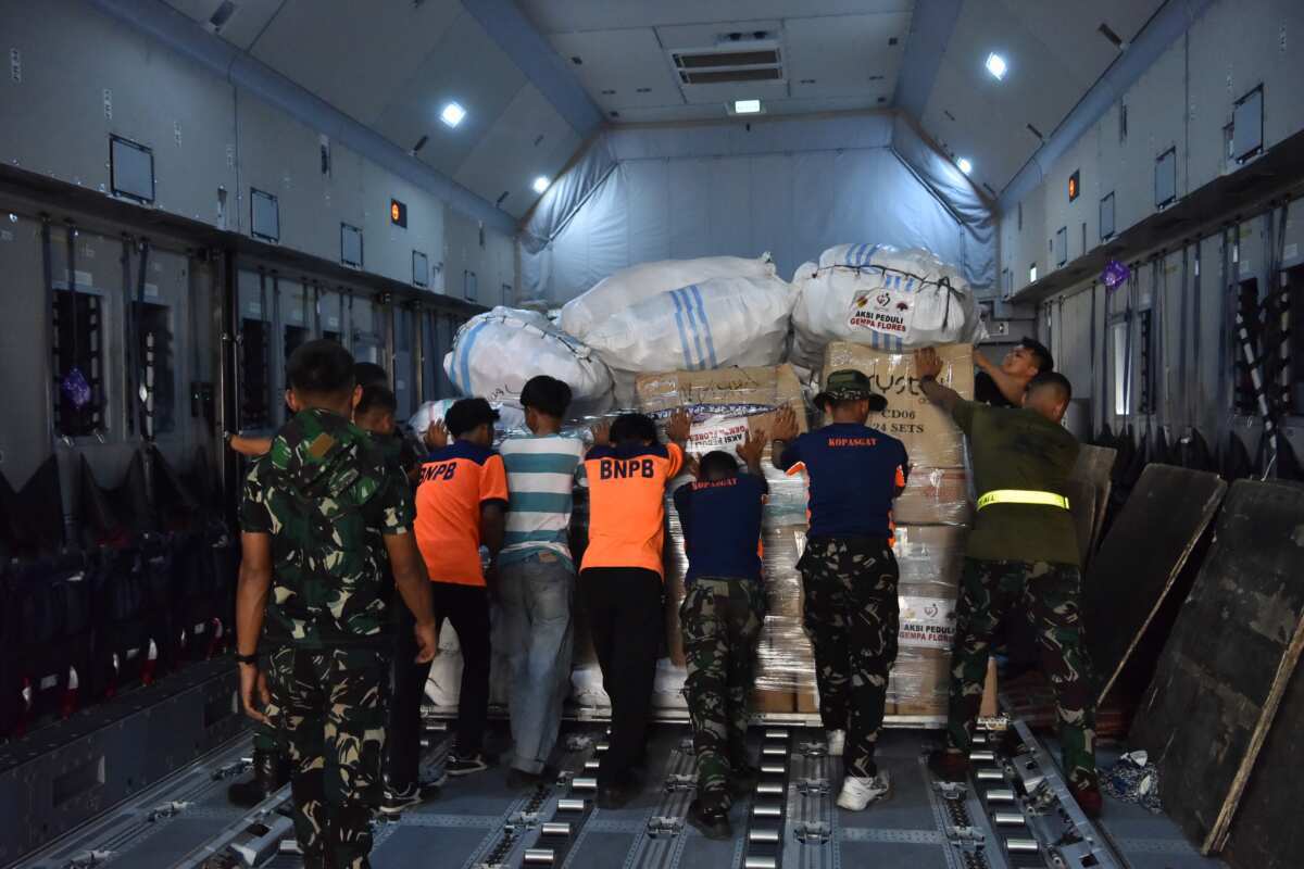 Hari Kedua Puluh Penanganan Gempa NTT, TNI Kirim 1.080,013 Ton Bantuan