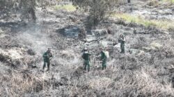 Babinsa Koramil 01/Penajam Bersama Tim Gabungan Percepat Pendinginan Karhutla di Petung