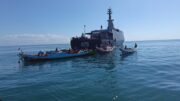 KRI Bawal-875 Salurkan Bantuan Kemanusiaan Bagi Korban Gempa NTT dan Flores