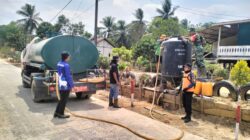 Pasca Kemarau Panjang, Babinsa Karang Jinawi Dampingi Pendistribusi Bantuan Air Untuk Warga Desa Binaan