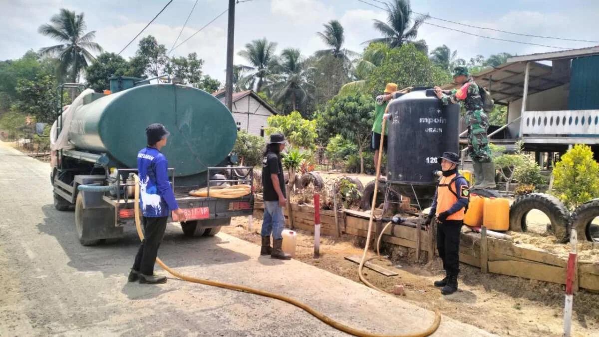 Pasca Kemarau Panjang, Babinsa Karang Jinawi Dampingi Pendistribusi Bantuan Air Untuk Warga Desa Binaan