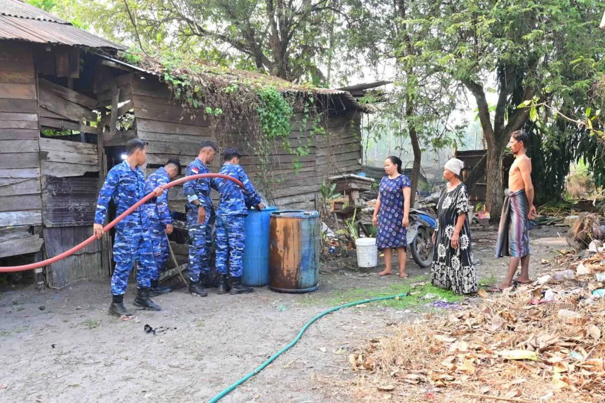 Setetes Kepedulian Ditengah Kemarau, Lanud Sjamsudin Noor Kembali Hadir Salurkan Air Bersih Untuk Warga