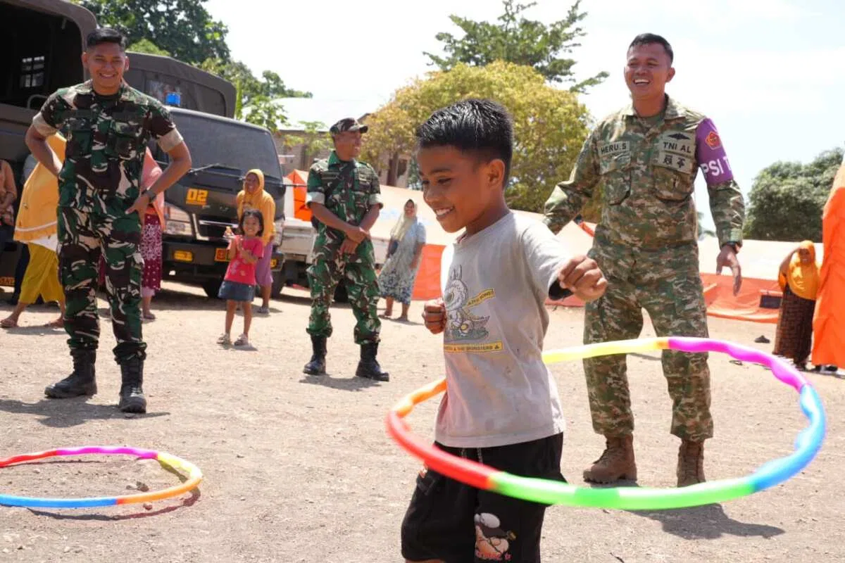 Puspsi TNI Bersama Kodim 1612/Manggarai dan Yonif TP 834/WM Berikan Trauma Healing kepada Penyintas Gempa