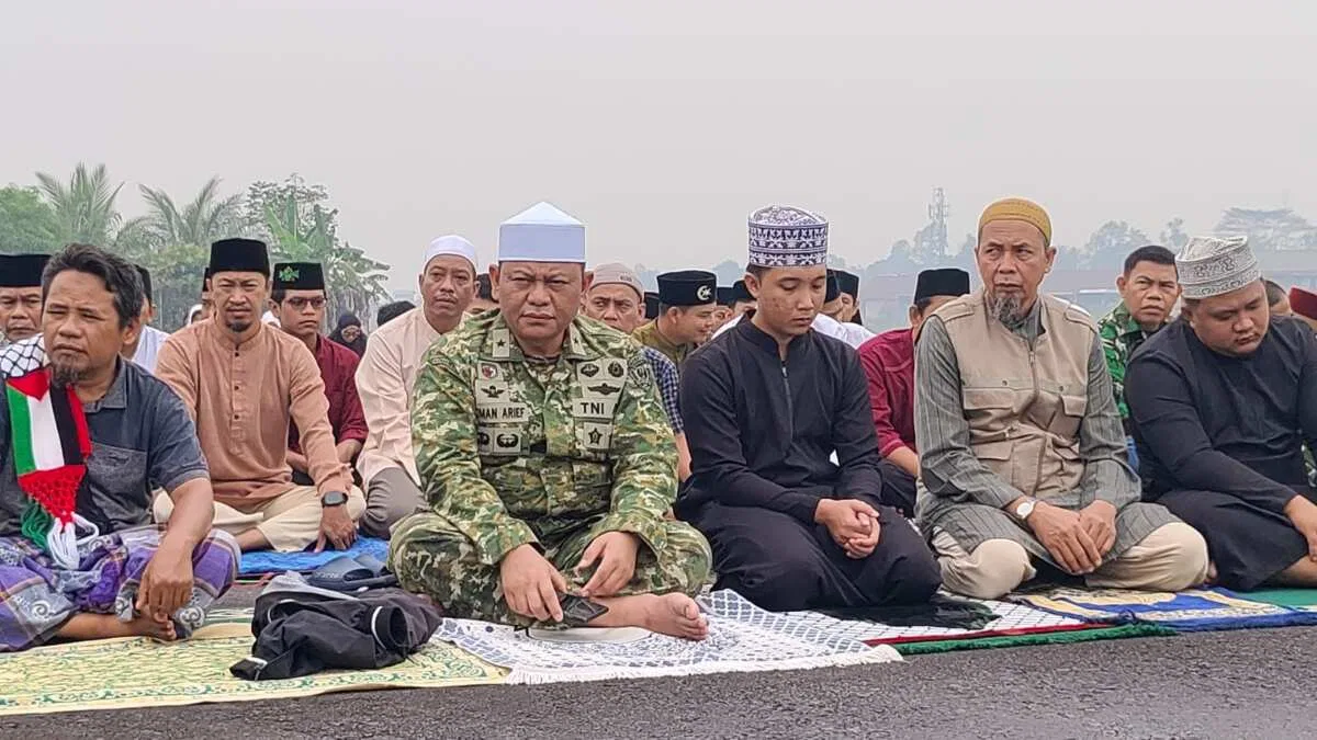 Satgas Kahurtla TNI Gelar Sholat Istisqo dan Sosialisasi di Melawi
