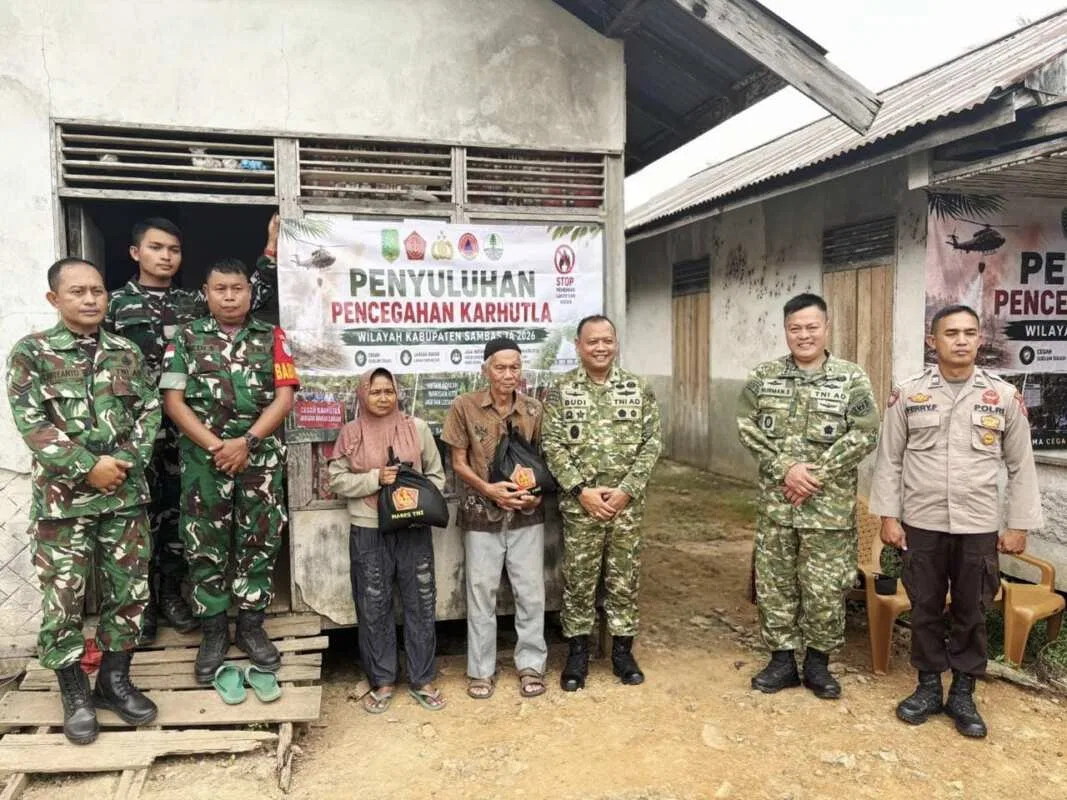 TNI Gencarkan Penyuluhan Door to Door Cegah Karhutla di Kabupaten Sambas