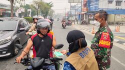 Antisipasi Dampak Kabut Asap Karhutla, Babinsa Koramil 0908-01/Loktuan Bagikan Masker kepada Warga