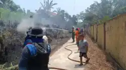 Babinsa Gunung Steleng Bersama Tim Damkar dan warga Padamkan Karhutla di Wilayah Binaan