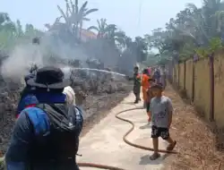 Babinsa Gunung Steleng Bersama Tim Damkar dan warga Padamkan Karhutla di Wilayah Binaan