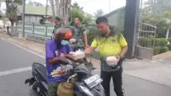 Jum’at Berkah, Kodim 0908/Bontang Kembali Bagikan Nasi Kotak untuk Masyarakat