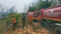 Babinsa Koramil 0908-01/Loktuan Bersama Tim Gabungan Padamkan Karhutla di Kelurahan Bontang Lestari