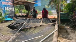 Dukung Hanpangan, Babinsa Giripurwa Komsos Dengan Peternak Ikan di Desa Binaan