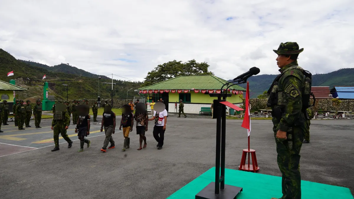 Memilih Jalan Damai, Empat Anggota OPM Puncak Jaya Serahkan Senjata kepada Pangkoops TNI Habema dan Kembali ke Masyarakat