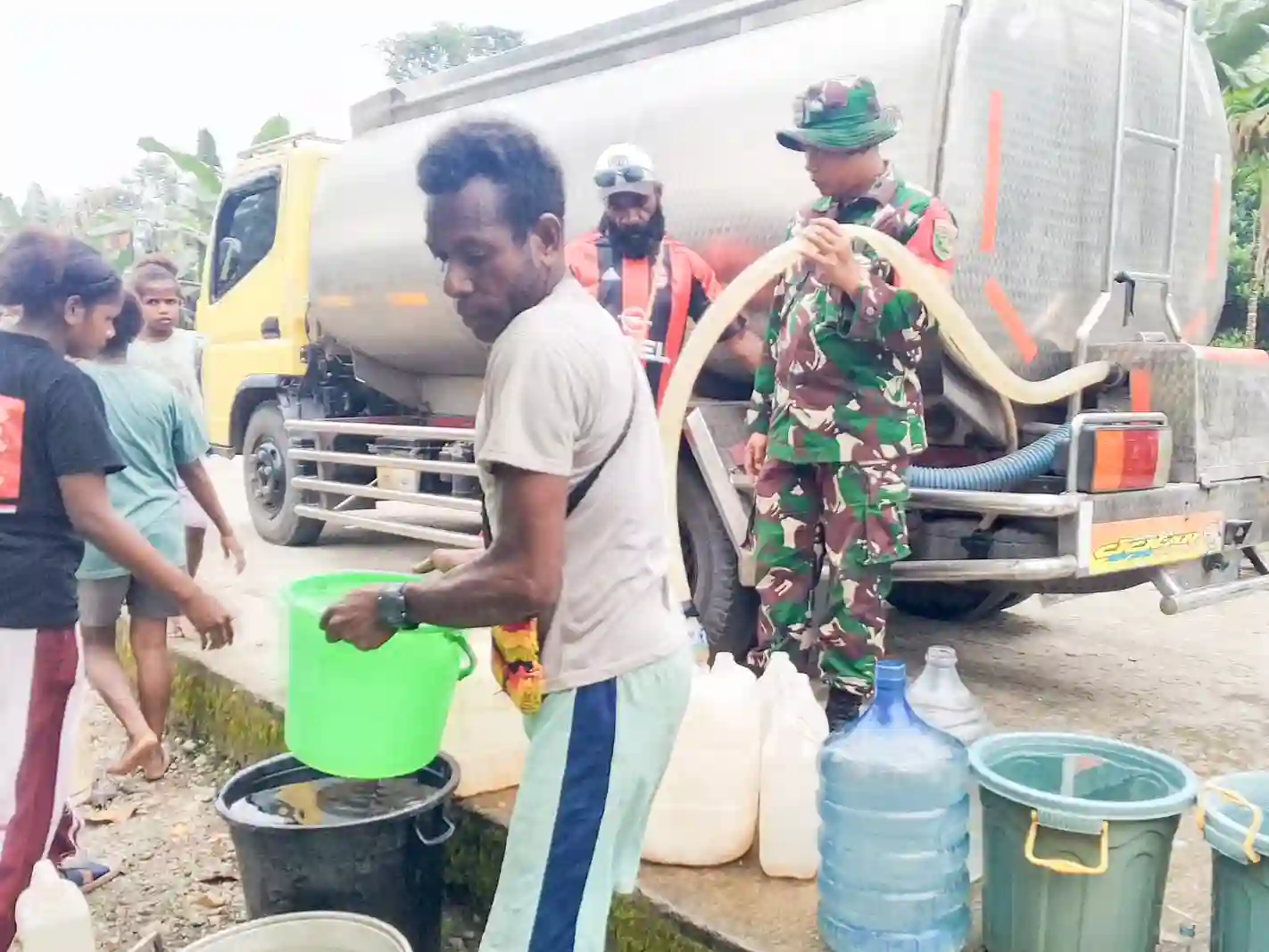 Distribusi Air Bersih kepada Warga, Koramil 1710-03/Kuala Kencana Bantu Penuhi Kebutuhan Masyarakat